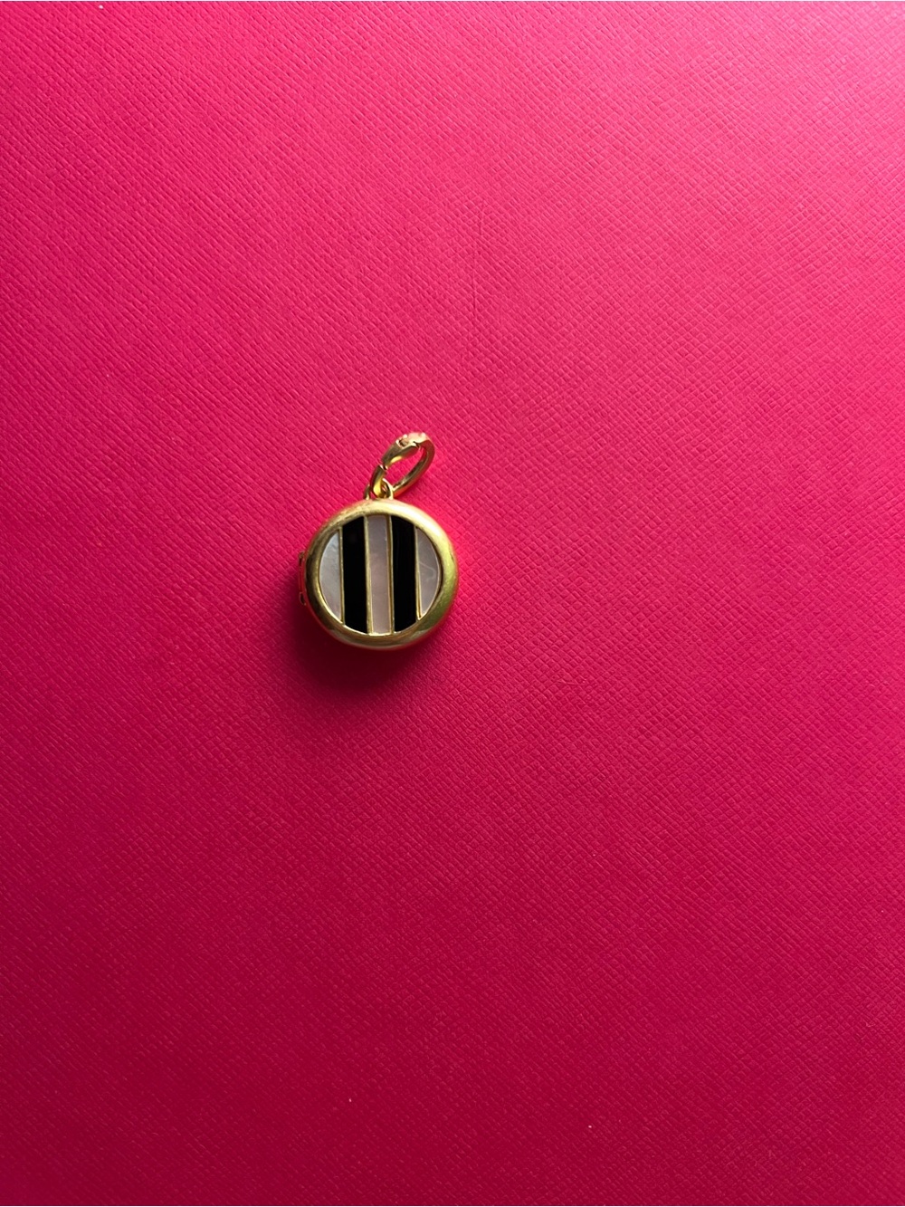 Gold Round Locket with Pearl and Black Stripes - Picture 3 of 5